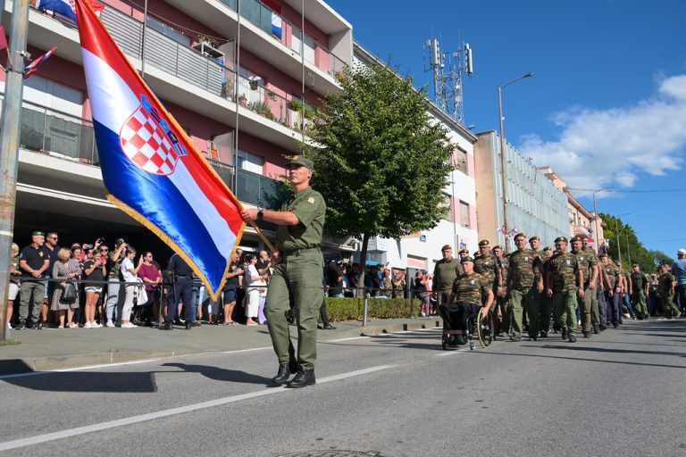 Croácia celebra 30 anos da Operação Oluja com homenagens e desfiles