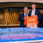 Dominik Livaković assina contrato com o Barcelona até 2030