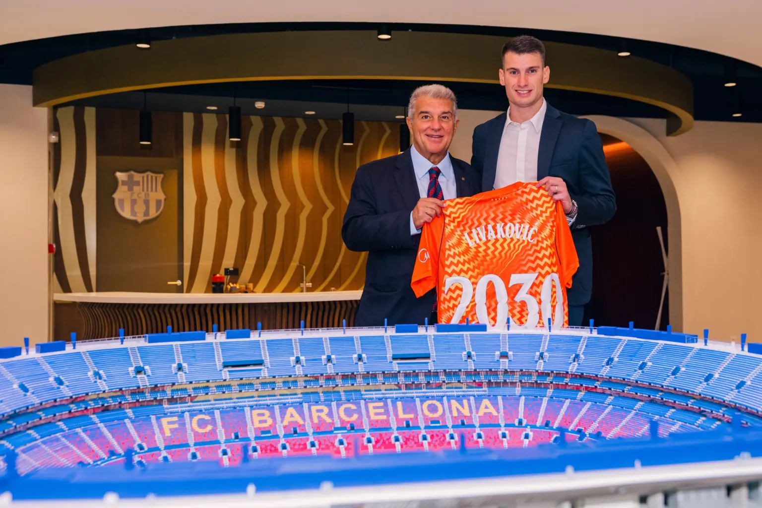 Dominik Livaković assina contrato com o Barcelona até 2030