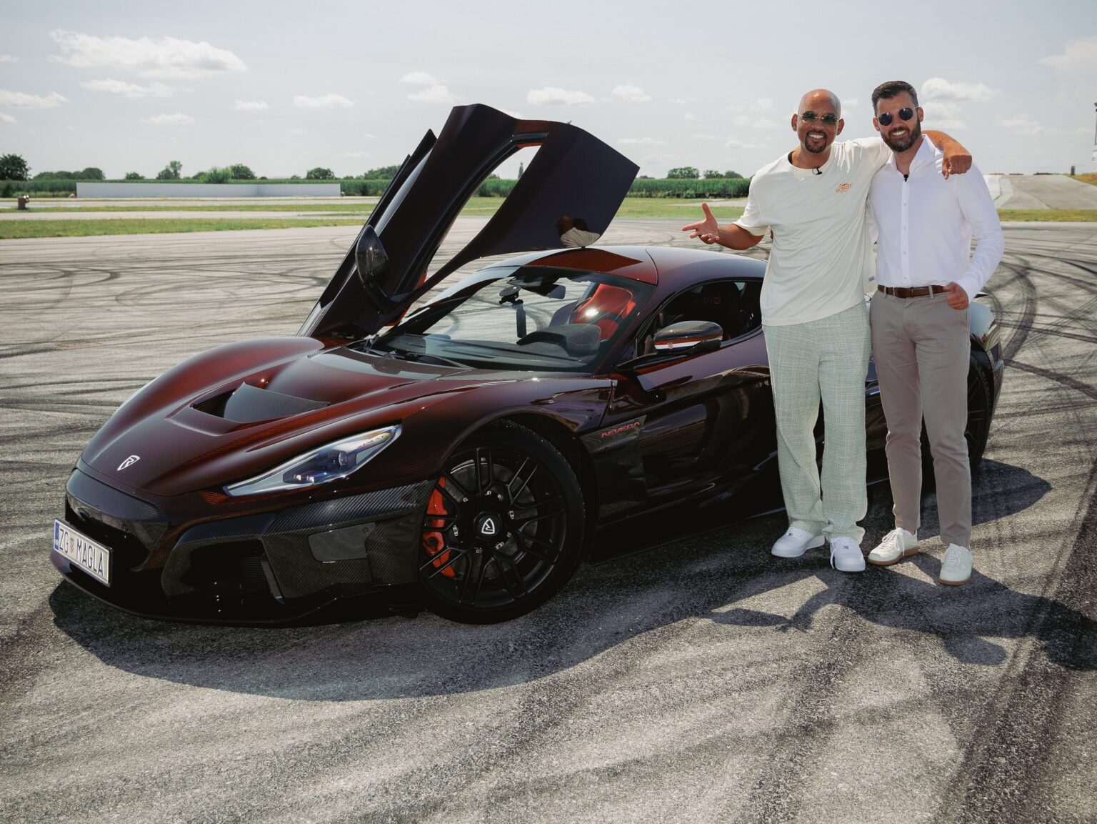 Will Smith visita Zagreb, dirige hipercarro da Rimac e se surpreende com aceleração